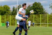 Nur vermeintlich FCZ gegen FCZ: FC-Wil Testspieler Omer Dzonlagic im weissen Cupsieger-Dress der Zürcher geht aus dem Zweikampf gegen den ehemaligen Wiler Pa Modou als Sieger hervor. Bild: Gianluca Lombardi