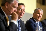 Der Präsident des Suva-Rats, Gabriele Gendotti, Finanzchef Ernst Mäder und der Vorsitzende der Geschäftsleitung, Felix Weber (von links nach rechts), während der Suva-Bilanzmedienkonferenz in Luzern. Bild: Alexandra Wey/Keystone (27. Juni 2018)