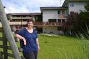 Wirtin Andrea Abderhalden vor dem «Seegüetli» am Schwendisee. (Bild: Adi Lippuner)