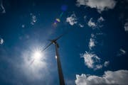 Das 170 Meter hohe Windkraftwerk Haldenstein bei Chur: In der Ostschweiz gibt es bislang keine Windräder dieser Grössenordnung. (Bild: Benjamin Manser)