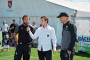 Heris Stefanachi stellt sich den Fragen von FC Bazenheid-Pressechef Rafael Koch. Er bleibt dem Vertreter der 2. Liga interregional eine weitere Saison erhalten. FC St. Gallen-Trainer Peter Zeidler hört interessiert zu. (Bild: Beat Lanzendorfer)
