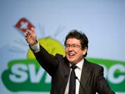 Der Parteipräsident der SVP, Albert Rösti, gab in einem Interview bekannt, dass die Initiative seiner Partei zur Kündigung der Personenfreizügigkeit mit der EU steht. (Bild: KEYSTONE/GIAN EHRENZELLER)