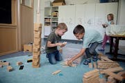 Kindergärtler in Sarnen beim Spielen. (Bild: Corinne Glanzmann (Sarnen, 27. Juni 2018))