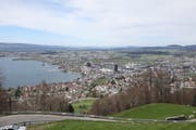 Ein Blick auf die Stadt Zug und die Lorzenebene. Die verschiedenen Ortschaften sind mittlerweile beinahe zusammengewachsen. (Bild: Daniel Frischherz (Zuger Presse))