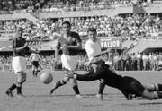 Diesen Ball hält der Schweizer Torhüter Eugene Parlier. Doch insgesamt muss er gegen Österreich 1954 in Lausanne gleich sieben Mal hinter sich greifen. (KEYSTONE/PHOTOPRESS-ARCHIV/Str)