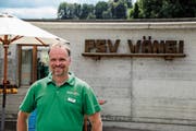Andreas Hofstetter, Präsident der Schützengesellschaft Wängi-Tuttwil, posiert in Wängi vor einem der neun Schiessplätze des Kantonalschützenfestes. (Bilder: PD)