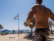 Bei Schweizerinnen und Schweizern zählen im Sommer nach wie vor die Mittelmeerländer wie Griechenland zu den beliebtesten Reisezielen. (Bild: KEYSTONE/ALESSANDRO DELLA VALLE)