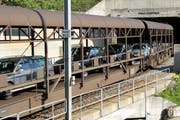 Ein Autoverlad-Zug der Matterhorn-Gotthard-Bahn unterwegs von Oberwald nach Realp durch die Furka. (Achivbild: Luzerner Zeitung)