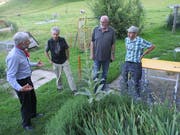 Hans Neff, auf dessen Biohof die Delegiertenversammlung stattfand, erläutert die heimische Artenvielfalt. (Bild: PD)