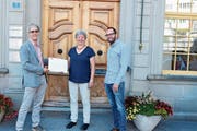 Andreas Welz und Stefan Bänziger übergeben die Unterschriften der Gemeindepräsidentin Dorothea Altherr. (Bild: CAL)