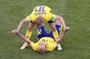 Emil Forsberg (oben) trifft mit Schweden im Achtelfinal auf die Schweiz (Bild: EPA)