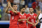 Applaus: Granit Xhaka (links) feiert den Einzug in die Achtelfinals. (Bild: KEY)