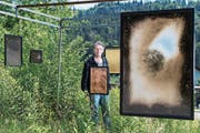 Stephan Wittmer in seinem Freiluftmuseum. Im Vordergrund eine Arbeit von Nicolas Witschi. (Bild: Eveline Beerkircher (Adligenswil, 20. Juni 2018))