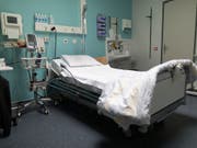 Wegen der Wintergrippe gab es im vergangenen Jahr 2000 Todesfälle mehr als 2016. (Bild: KEYSTONE/GAETAN BALLY)