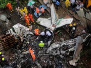 Beim Absturz eines Kleinflugzeugs in einem dicht besiedelten Gebiet der indischen Wirtschaftsmetropole Mumbai sind fünf Menschen ums Leben gekommen. (Bild: Keystone/AP/RAJANISH KAKADE)