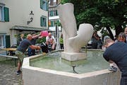 Nach dem nassen Schwamm und dem Kübel Wasser gibt’s ein Bad im kühlen Brunnen. (Bild: KER)