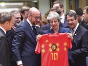 Die britische Premierministerin Theresa May erhält vom belgischen Premier Charles Michel ein belgisches WM-Trikot mit der Nummer 10. (Bild: Keystone/AP/GEERT VANDEN WIJNGAERT)