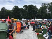 Ausharren auf dem Weg ans Openair St. Gallen: Bereits in der Nacht vom Mittwoch auf den Donnerstag versammelten zahlreiche Nachtschwärmer neben dem Festivalgelände. (Bild: sda St. Gallen)