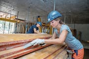 Petra Spichtig (hinten) und Sarah Zumerle schleifen Schalungsplatten ab. (Bild: Pius Amrein (Adligenswil, 27. Juni 2018))