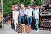 In ihrem Leben dreht oder drehte sich vieles um die Ziegel. Margrit und Sepp Klarer übergeben ihre Firma an Werner und Monika Altherr von der Firma Werner Altherr Bedachungen und Fassadenbau in Urnäsch. (Bild: Bruno Eisenhut)