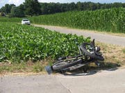 Der 15-jährige Lenker dieses Mofas erlitt bei der Kollision mit einem Traktor auf einem Feldweg in Bünzen im Kanton Aargau tödliche Verletzungen. (Bild: Handout Kantonspolizei Aargau)