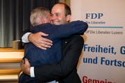Regierungsratkandidat Fabian Peter (rechts) nimmt Glückwünsche entgegen. (Sempach, 28. Juni 2018))