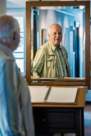 An den Anfang seiner Ausstellung hat Jürg Ganz einen Spiegel gestellt. (Bilder: Reto Martin)