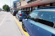 Klare Trennung zum Trottoir vor der Bäckerei Dörig: zwei Pfosten und eingezeichnete Parkplätze. (Bild: Susi Miara)