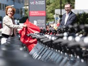 Berns Gemeinderätin Ursula Wyss und Bruno Rohner von PubliBike bei der Enthüllung der Stele vor der Uni Bern. (Bild: KEYSTONE/PETER SCHNEIDER)