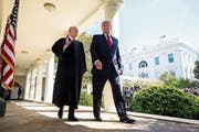 US-Präsident Donald Trump (rechts) sucht einen Nachfolger für Verfassungsrichter Anthony Kennedy. Bild: Jim Scalzo/EPA (Washington, 10. April 2017)
