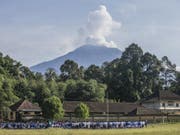 Der Vulkan Agung stiess Rauch- und Aschewolken aus, die mehr als tausend Meter hoch stiegen. (Bild: Keystone/EPA/MADE NAGI)