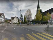 Im Zentrum von Ennetbürgen NW prallte ein betrunkener Rollerfahrer ohne Führerausweis in eine Strassenbeleuchtung. (Bild: googlemaps)