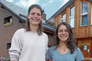 Irené Cotting (links) und ihre Partnerin Livia Cotting werden ab November die Brunnihütte der SAC-Sektion Engelberg führen. (Bild: Beat Christen)