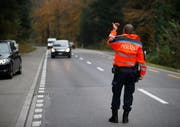 Polizeikontrolle Zuger Polizei (Symbolbild). Bild: Stefan Kaiser