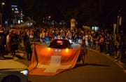 Die Albanien-Flaggen waren bei der zweiten Party am Wiler Schwanenkreisel verschwunden. (Bild: Christoph Heer)