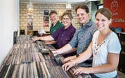 Marcel und Sylvia Meyer (hinten) wühlen mit ihren Nachfolgern Michel und Nicole Gehring im Vinylangebot von H+Mmusic. (Bild: Reto Martin)