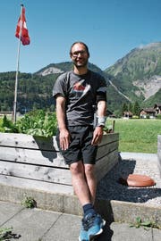 Simon Halter zu Hause in Lungern: «Mir geht es sehr gut, ich muss mich einfach in Geduld üben.» (Bild: Sepp Odermatt (23. Juni 2018))