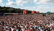 Als der Gastgeber Russland im letzten Gruppenspiel gegen Uruguay spielte, füllte sich in Moskau das Public-Viewing-Areal bis auf den letzten Platz. (Bild: Maxim Shipenkow/EPA)