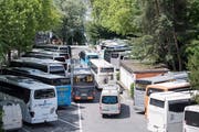 Wie soll die Luzerner Innenstadt vom Verkehr entlastet werden? Im Bild: Hochbetrieb beim Car-Parkplatz auf dem Inseli. (Bild: Urs Flüeler/Keystone (Luzern 21. Juni 2018))