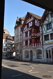 In der ehemaligen Apotheke an der Hauptstrasse 13 (ganz rechts) ist ein Shop geplant. (Bild: Annina Flaig)