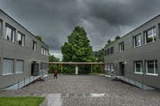 Die beiden modulen Schulbauten auf der Krauerwiese in Kriens. (Bild: Boris Bürgisser, 3.Juni 2016)