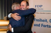 Regierungsratkandidat Fabian Peter (rechts) nimmt Glückwünsche entgegen. (Sempach, 28. Juni 2018))