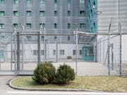 In der Schweiz werden Kinder abgewiesener Asylsuchender inhaftiert. Wie oft dies vorkommt, ist aber unklar. Die Geschäftsprüfungskommission des Nationalrates (GPK) kritisiert die Zustände. (Bild: KEYSTONE/CHRISTIAN BEUTLER)