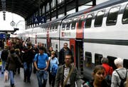 Pendler steigen am Bahnhof Luzern aus einem Zug, der aus Zürich eingetroffen ist. (Archivbild LZ)