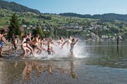 Die Schwimmer mussten eine Distanz von 300 Metern absolvieren. (Bild: Sepp Odermatt (Buochs, 27. Juni 2018))