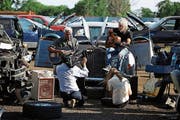 In und um den Rolls-Royce von Elvis wird musiziert. Der Wagen fährt nach Tupelo, Memphis, Nashville, New York, Detroit, Las Vegas. (Bild: PD)