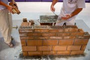 Die offenen Lehrstellen verteilen sich auf rund 150 Berufe und betreffen in zunehmendem Mass auch traditionell begehrte sowie auch als anspruchsvoll geltende Berufe. (Bild: Keystone)