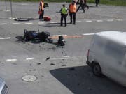 Kollision beim Linksabbiegen: Töfffahrer auf der Oberalpstrasse verletzt. (Bild: Kantonspolizei Uri)
