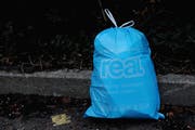 Oftmals enthält er auch Nahrungsmittel, die noch geniessbar wären: Ein Abfallsack in Luzern. (Bild: Boris Bürgisser (Luzern, 3. Januar 2011))