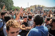 Demonstranten versammeln sich vor dem Haupteingang des Grossen Basars in Teheran und blockieren den Geschäftsbetrieb. Bild: AP (25. Juni 2018)